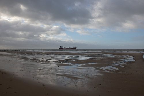 Schip aan de kust in Zoutelande