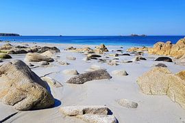 Felsenlandschaft am hellen Sandstrand von Theodor Decker