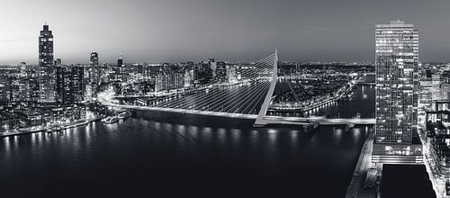 Rotterdam skyline nachtelijk panorama bij Erasmusbrug over de