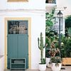 Weißes Haus mit gelbem Fenster und grüner Tür auf Ibiza von Diana van Neck Photography