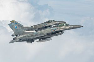 Photographie air-air : photographier 2 F-16 Fighting Falcons de l'armée de l'air grecque côte à côte
