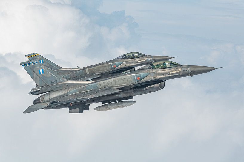 Air-to-air photography: photographing 2 F-16 Fighting Falcons of the Greek Air Force next to each ot by Jaap van den Berg