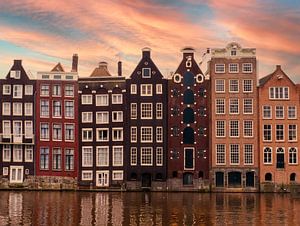 Les maisons du canal à Amsterdam au lever du soleil