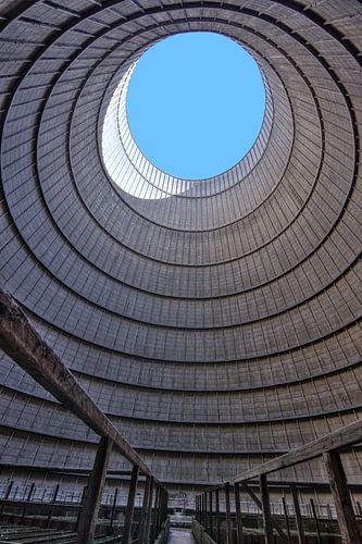 Verlaten koeltoren van Coert van Opstal