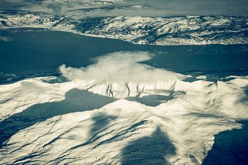 Besneeuwde bergen in Noord-Noorwegen vanuit de lucht van Sjoerd van der Wal