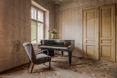Verlaten piano in een verlaten huis