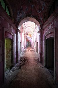 Corridor déserté en décomposition. sur Roman Robroek - Photos de bâtiments abandonnés