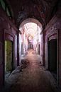 Verlassener Korridor im Zerfall. von Roman Robroek – Fotos verlassener Gebäude Miniaturansicht