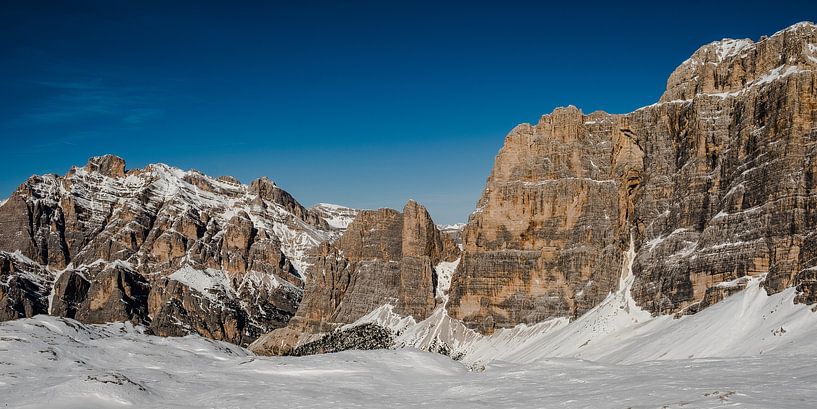 Massieve bergwand in de Dolomieten van MICHEL WETTSTEIN
