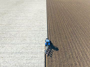 Tractor ploegt de grond voor het planten van gewassen van Sjoerd van der Wal Fotografie