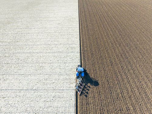 Tractor ploegt de grond voor het planten van gewassen