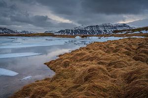 Die Robustheit Islands. Der See bei dem Berg Kirkjufell und mit Blick auf die Berge auf der anderen 