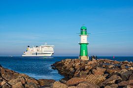 Mole an der Küste der Ostsee mit Fährschiff in Warnemünde von Rico Ködder
