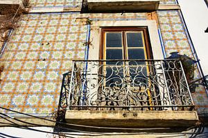 Muur met azulejos en balkon centrum Lissabon van My Footprints