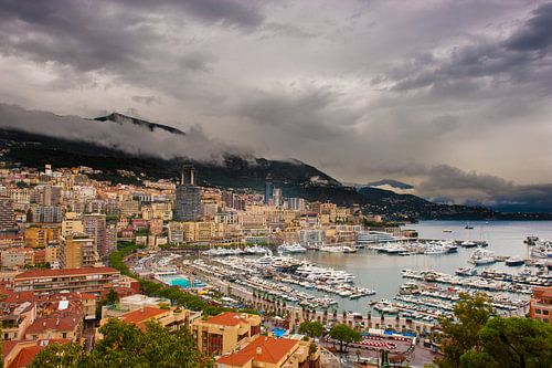 Monaco in de regen de grand harbor tussen de uitlopers van de bergen aan bijde kanten.