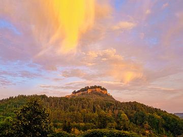 Goldene Wolken am Abendhimmel über der Festung Königstein von Claudia Schwabe