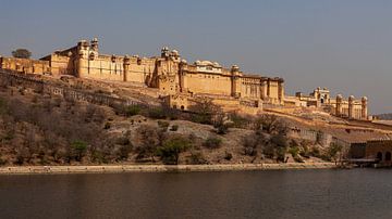 Amber Fort bij Jaipur in India van Roland Brack