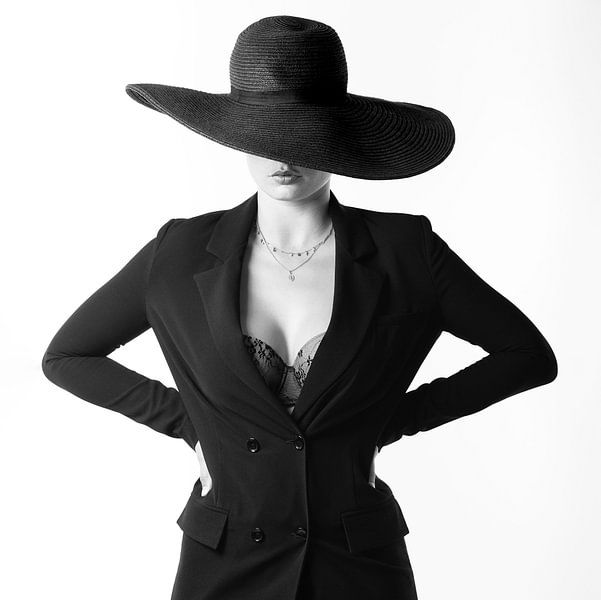 The Hat II van Leo van Valkenburg