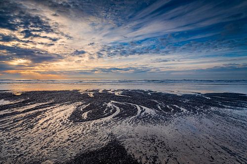prachtige zonsondergang langs de Nederlandse kust 