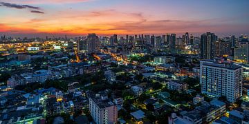 Zonsondergang tegen de skyline van Bangkok van Jelle Dobma