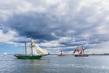 Zeilschepen op de Oostzee tijdens de Hanse Sail in Rostock van Rico Ködder