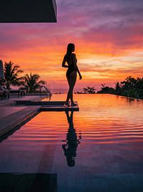 Silhouette bei Sonnenuntergang am Infinity-Pool von Markus Gann