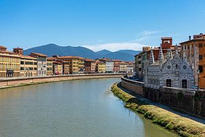 Vue de la vieille ville de Pise avec Santa Maria della Spina et le fleuve Arno, Italie sur Animaflora PicsStock