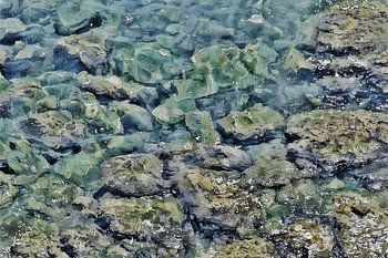 'Verstilling in Schittering': een modern schilderij van helder mediterraans zeewater