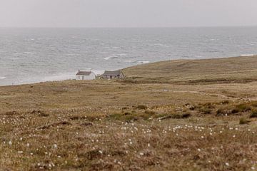 Schattig klein huisje aan de mooie kust van Schotland. van Rebecca Gruppen