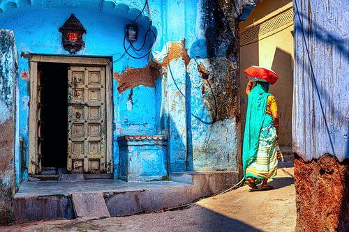 Indische Frau in einer malerischen bunten Straße in Bundi