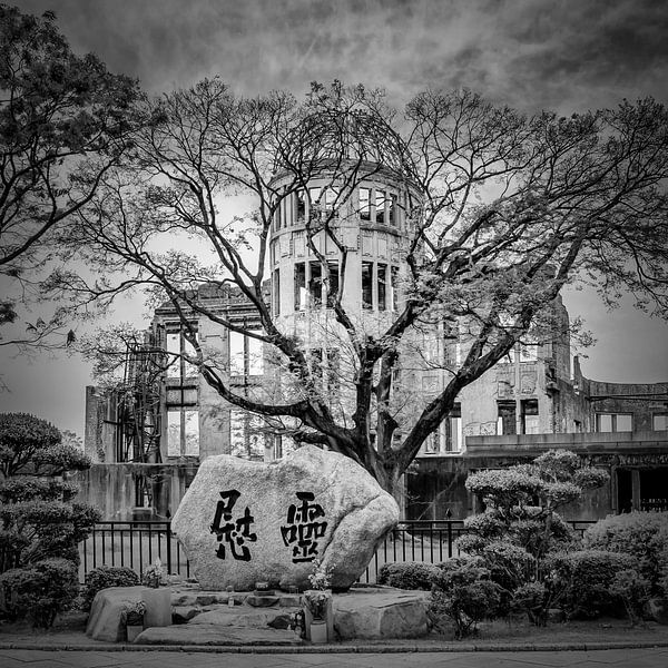 HIROSHIMA Friedensdenkmal - Monochrom von Melanie Viola