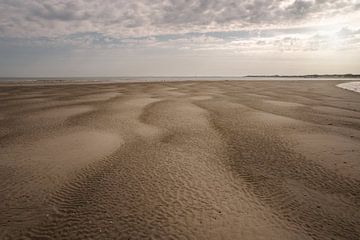 Achtergrond van een strandpad dwars door de zee van Jolanda Aalbers