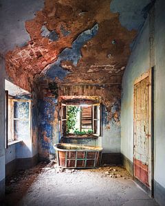 Verlassene Badewanne in blauem Zimmer.