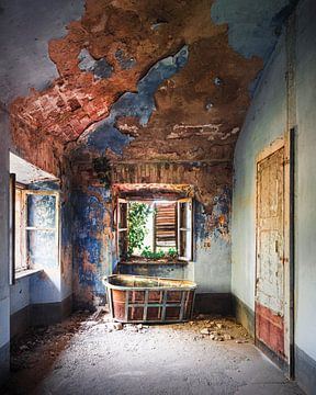 Verlassene Badewanne in blauem Zimmer. von Roman Robroek – Fotos verlassener Gebäude