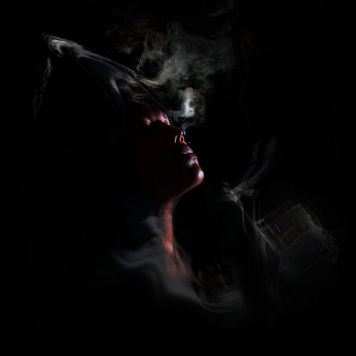 Vrouw stoned met joint