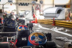 Kart auf stillgelegter Kartbahn.