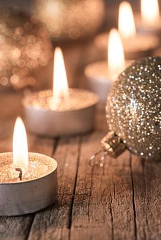 Kerstmis en Advent kaarsen samenstelling met kerstballen ornamenten in grijze retro stijl