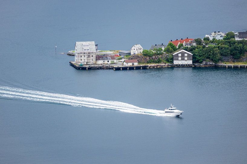 Landzunge und Yacht in Alesund von Rico Ködder