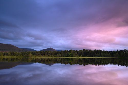 Spiegelung in einem See in Schottland