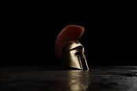 Sparta-helm op grunge-vloer