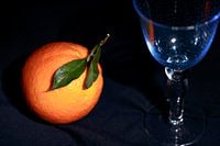 Apfelsine mit blauem Weinglas
