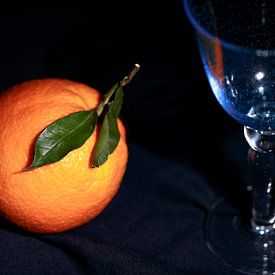 Apfelsine mit blauem Weinglas von Dieter Meyer