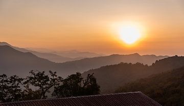 zonsopgang in nepal van Alex Neumayer