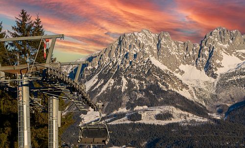 Skilift bij Astbergsee in Tirol met de Wilder Kaiser op de achtergrond bij zonsondergang