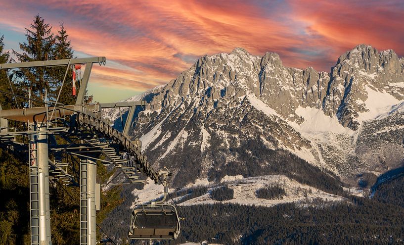 Skilift am Astbergsee in Tirol mit dem Wilden Kaiser im Hintergrund bei Sonnenuntergang von Animaflora PicsStock