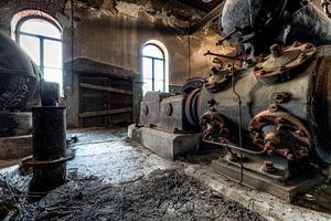 Oude industriële machines in een verlaten fabriek