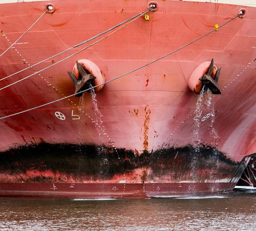 Der Bug ist von der Reise stark gezeichnet von scheepskijkerhavenfotografie