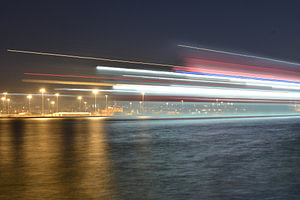 Un bateau fantôme nocturne quittant le port d'Héraklion