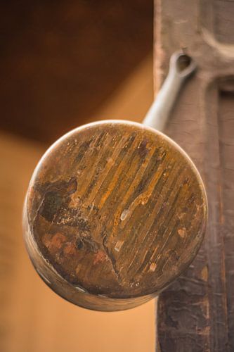 Een koperen pan met druppels uit Fez, Marokko