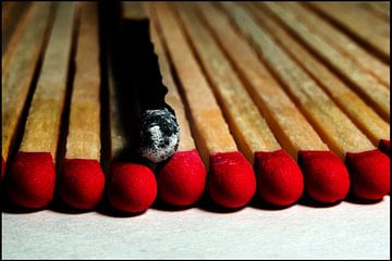 Verbrandde lucifer die wel in het gareel ligt